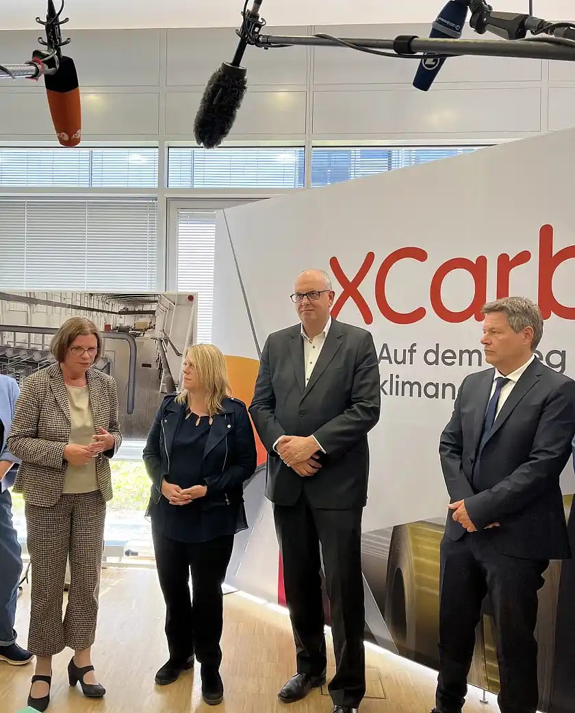 Nach den Gesprächen bei ArcelorMittal (von Links): Senatorin Kristina Vogt, Senatorin Maike Schaefer, Bürgermeister Andreas Bovenschulte und Minister Habeck. Foto: Senatspressestelle