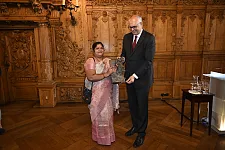 Zu der Preisurkunde gab es außerdem eine Skulptur des Bremer Künstlers Bernd Altenstein. Foto: Senatspressestelle