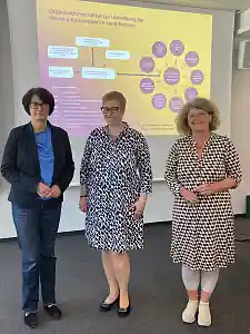 Runder Tisch mit Claudia Bernhard, Senatorin für Gesundheit, Frauen und Verbraucherschutz, Dr. Saskia Etzold, Leiterin der Gewaltschutzambulanz an der Charité Berlin und Bettina Wilhelm, Bremens Landesfrauenbeauftragte. Foto: Pressereferat der Senatorin für Gesundheit, Frauen und Verbraucherschutz