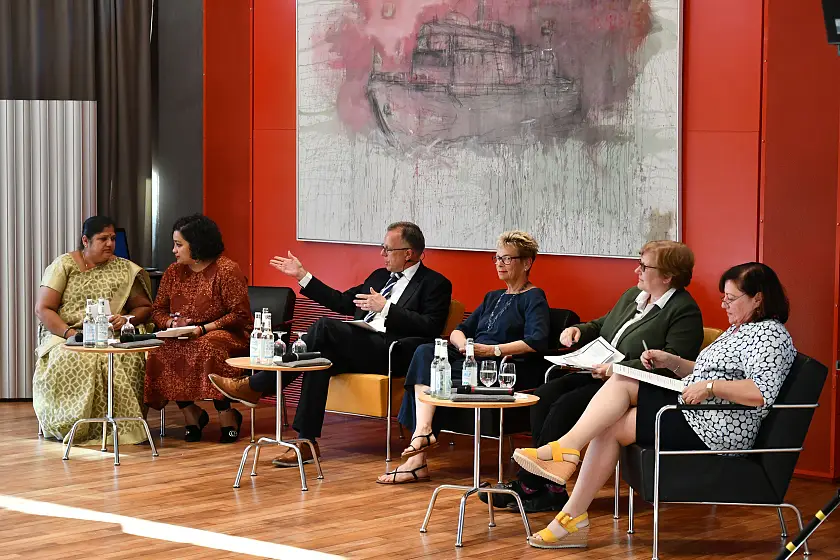 Podiumsdiskussion [v.l.n.r.] Rukmini Vaderapura Puttaswamy, Parvathi Madappa , Christoph Sodemann, Dr. Gisela Burckhardt, Prof. Dr. Beate Rudolf, Staatssekretärin Dr. Kofler