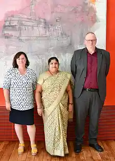 Staatsrat Dr. Joachim (r.) mit Preisträgerin Rukmini Vaderapura Puttaswamy und Staatssekretärin Dr. Kofler (l.). Foto: Landesvertretung Bremen