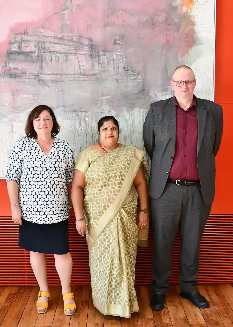 Staatsrat Dr. Joachim (r.) mit Preisträgerin Rukmini Vaderapura Puttaswamy und Staatssekretärin Dr. Kofler (l.). Foto: Landesvertretung Bremen