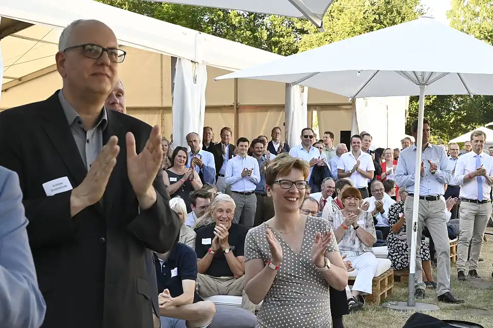 Bürgermeister Andreas Bovenschulte und Wissenschaftssenatorin Claudia Schilling bei der Verabschiedung von Bernd Scholz-Reiter. Foto: Senatspressestelle