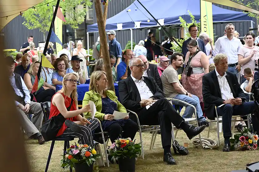 Bei der Einweihungsfeier vom BlauHaus: (v.l.n.r.) Neele Buchholz, Senatorin Maike Schaefer, Bürgermeister Andreas Bovenschulte und Peter Stubbe, Vorstandsvorsitzender der GEWOBA . Foto: Senatspressestelle