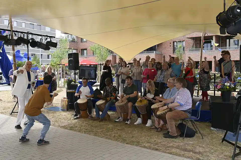 Große Freude beim Chor der Bewohnerinnen und Bewohnern des BlauHaus: Endlich konnte Einweihung gefeiert werden. Foto: Senatspressestelle
