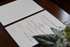 Die Verleihungsurkunde des Bundesverdienstkreuzes. Foto: Senatspressestelle