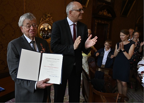 Bürgermeister Bovenschulte überreicht Heiko Gertzen die Urkunde des Bundesverdienstkreuz. Foto: Senatspressestelle