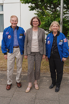 (v. li.): Bob Nelson (NASA Administrator), Senatorin Kristina Vogt, Pam Melroy (NASA Deputy Administrator). Foto: Pressereferat der Senatorin für Wirtschaft, Arbeit und Europa