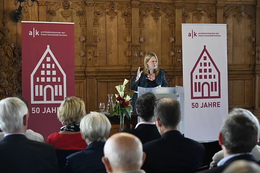 Senatorin Dr. Maike Schaefer begrüßte die Gäste zum 50-jährigen Jubiläum der Architektenkammer Bremen in der Oberen Rathaushalle. Quelle: Senatspressestelle