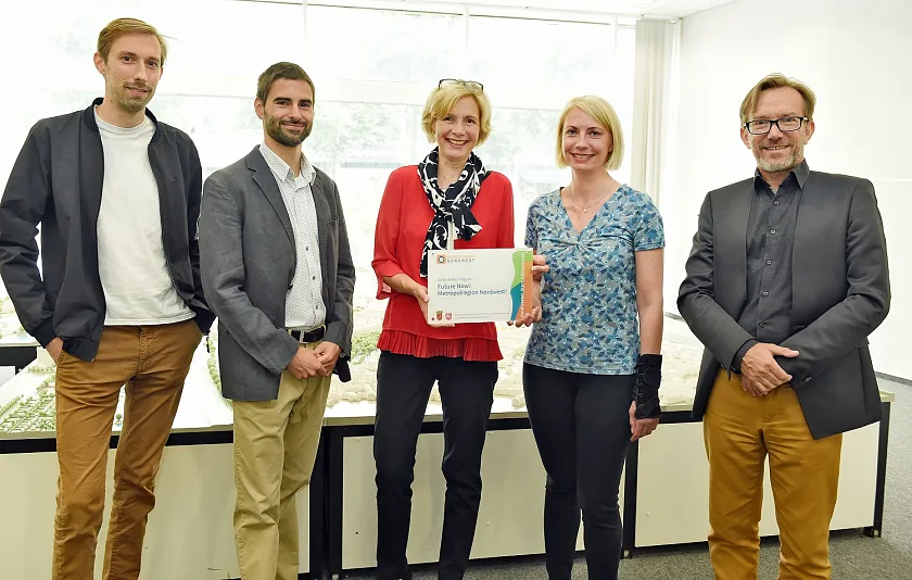 (v.l.n.r.): Sebastian Schuster (M2C), Björn Suckow (AWI), Gabriele Nießen (SKUMS), Nicola Illing (Geschäftsführerin Metropolregion Nordwest), Martin Koplin (M2C). Foto: SKUMS