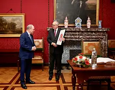 Bürgermeister Bovenschulte übergibt Fürst Albert II. von Monaco eine Original-Farblithografie des Künstlers Armin Müller-Stahl. Foto: Senatspressestelle