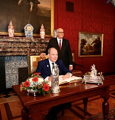 Fürst Albert II. von Monaco wird von Bürgermeister Bovenschulte empfangen und trägt sich in das Goldene Buch ein. Foto: Senatspressestelle