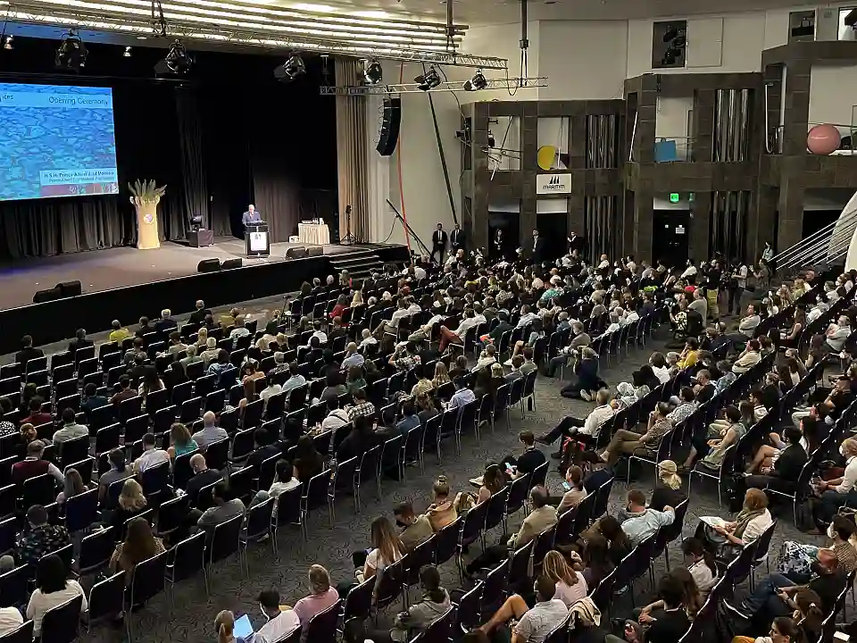 Fürst Albert II. von Monaco spricht bei der Eröffnungszeremonie der 15. Weltkorallenriffkonferenz. Foto: Senatspressestelle
