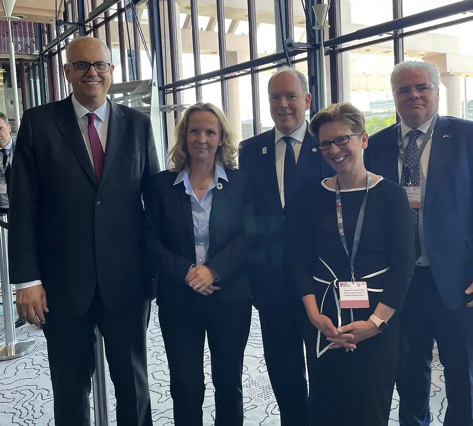 15. Weltkorallenriffkonferenz in Bremen: (v.l.n.r.) Bürgermeister Dr. Andreas Bovenschulte, Bundesumweltministerin Steffi Lemke, Fürst Albert II., Senatorin Dr. Claudia Schilling und der Botschafter von Monaco, Lorenzo Ravano. Foto: Senatspressestelle