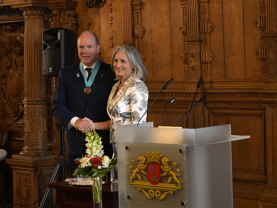 Professorin Andréa Grottoli zeichnete Fürst Albert II. mit der International Coral Reef Societys Lifetime Membership Medal aus. Foto: Senatspressestelle