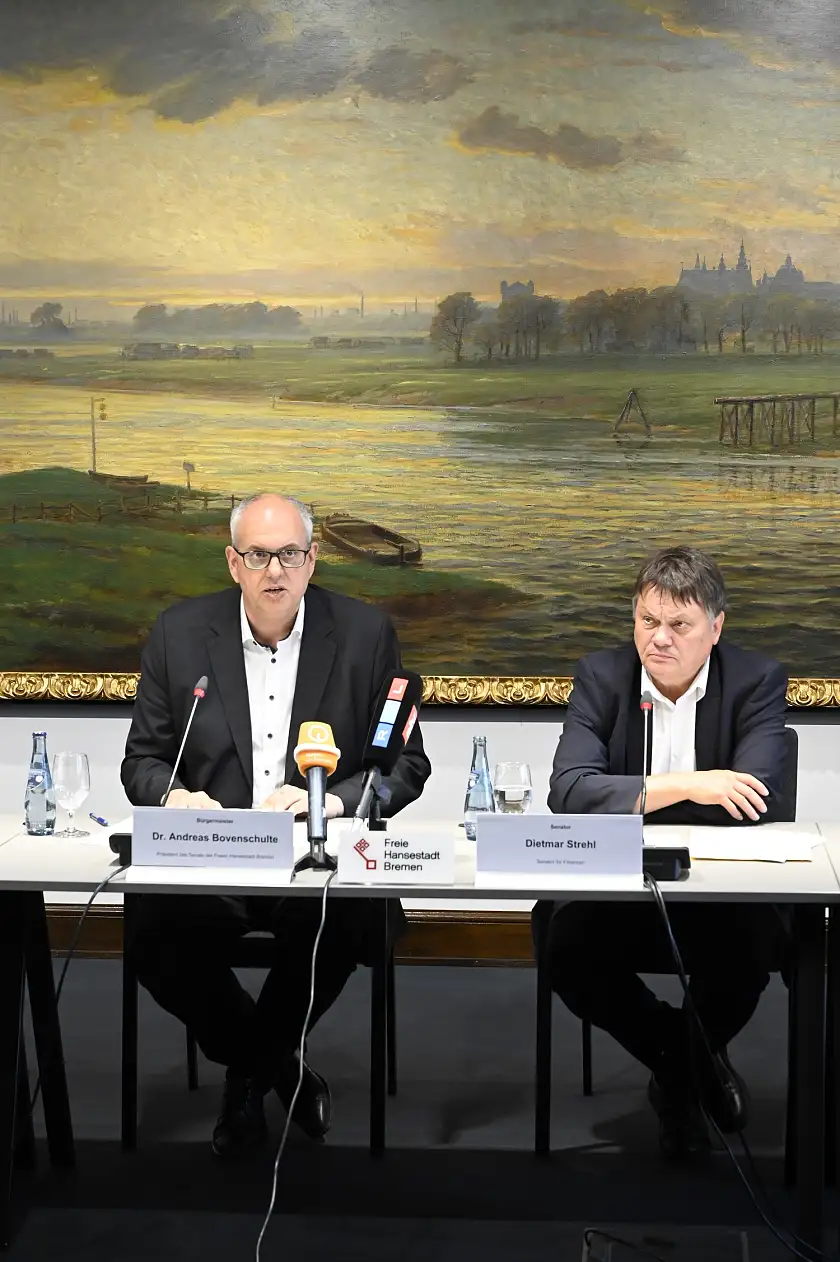 Bürgermeister Bovenschulte und Finanzsenator Strehl stellen die beschlossenen Maßnahmen des Senats zum Bremen-Fonds vor. Foto: Senatspressestelle