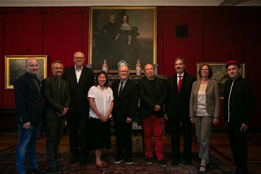 Personen (v.l.n.r.): Matthias Greving, Kinescope Film GmbH; Max Keane, Sohn von Glen Keane; Bürgermeister Andreas Bovenschulte; Gennie Rim, Filmproduzentin; Glen Keane, Filmtrickzeichner; Hans Zimmer, Filmmusikkomponist; Albert Schmitt, Kammerphilharmonie Bremen; Wirtschaftssenatorin Kristina Vogt, Aleksey Mikhailovich Igudesman, Geiger und Komponist. Foto: Benjamin Eichler