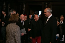 Bürgermeister Andreas Bovenschulte und Wirtschaftssenatorin Kristina Vogt begrüßen Filmmusikkomponist Hans Zimmer und Illustrator Glen Keane im Bremer Rathaus. Foto: Benjamin Eichler 