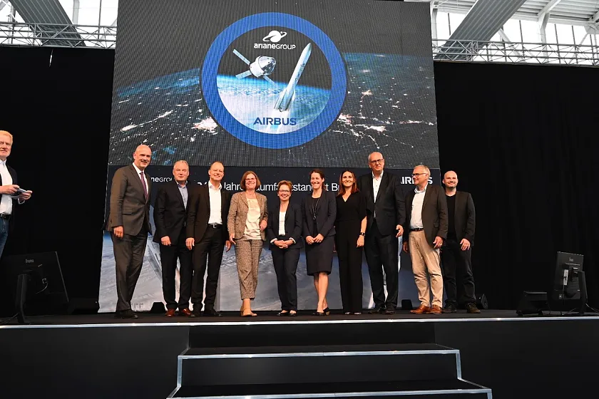 60+1 Jahre Raumfahrt in Bremen: Airbus Defence and Space und ArianeGroup feiern dieses besondere Jubiläum mit Bürgermeister Bovenschulte (3. v. re.) und den Senatorinnen Schilling (Mitte) und Vogt (4. v. li.). Foto Senatspressestelle