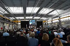 Beschäftigte von Airbus Defence and Space und ArianeGroup feiern mehr als 60 Jahre Raumfahrt in Bremen. Foto: Senatspressetselle