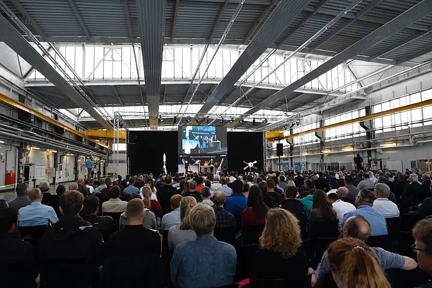 Beschäftigte von Airbus Defence and Space und ArianeGroup feiern mehr als 60 Jahre Raumfahrt in Bremen. Foto: Senatspressetselle