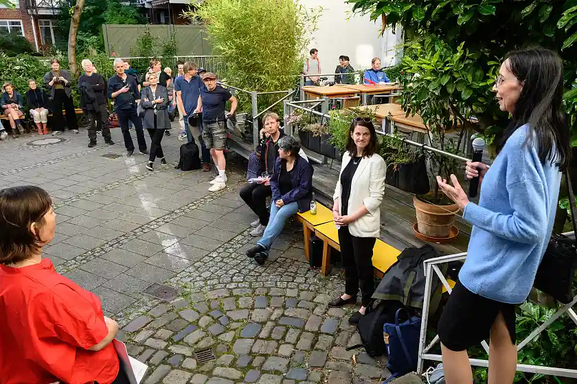 Staatsrätin Carmen Emigholz gratuliert dem Künstlerhaus zu engagiertem und erfolgreichem Wirken über 30 Jahre für die Bildende Kunst in Bremen. Foto: Kerstin Rolfes 
