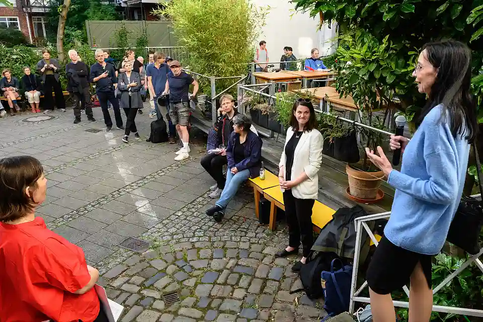Staatsrätin Carmen Emigholz gratuliert dem Künstlerhaus zu engagiertem und erfolgreichem Wirken über 30 Jahre für die Bildende Kunst in Bremen. Foto: Kerstin Rolfes 