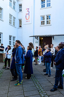 Zahlreiche Gäste, Kollegen und Nachbarn kamen, um den Macherinnen und Machern des Künstlerhaus Bremen zu gratulieren. Foto: Kerstin Rolfes 