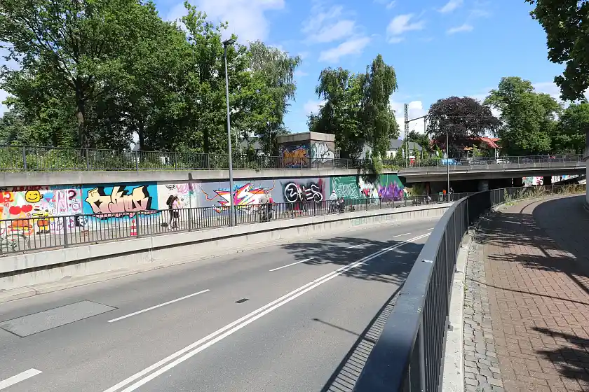 Die am Trogbauwerk (Unterführung) in der Hannoverschen Straße offiziell für Graffiti-Kunst frei gegebene Fläche. Foto: ASV