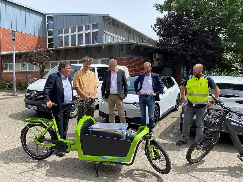 Finanzsenator Dietmar Strehl besichtigt die elektrifizierte Flotte der Fischereihafen Betriebsgesellschaft. v.l. Finanzsenator Dietmar Strehl, Projektleiter bei der FBG Sören Marschalk, technischer Betriebsleiter FBG Olaf Schröder, Pressesprecher FBG Sebastian Gregorius, Betriebshofleiter FBG Sascha Kuntzmann.