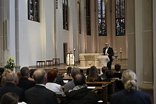 Bürgermeister Bovenschulte spricht beim Festgottesdienst zum 50-jährigen Jubiläum der Burkina-Faso-Aktion. Foto: Senatspressestelle