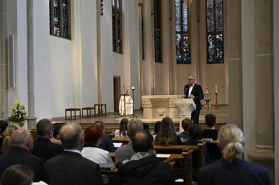Bürgermeister Bovenschulte spricht beim Festgottesdienst zum 50-jährigen Jubiläum der Burkina-Faso-Aktion. Foto: Senatspressestelle