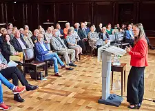 Senatorin Aulepp begrüßt die Gäste des Senatsempfangs 100 Jahre Bremer Schullandheime. Foto: Rebecca Miller, Fotoarchiv SKB-Bremen