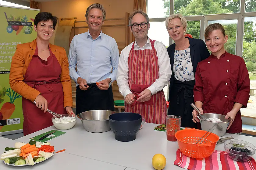Beim offiziellen Auftakt des Fortbildungsprogramms Forum für Küche im Wandel wurde im Kinder- und Familienzentrum Warturmer Platz gemeinsam ein nachhaltiger Nachmittags-Snack für die Kinder zubereitet. Foto: Pressereferat SKUMS