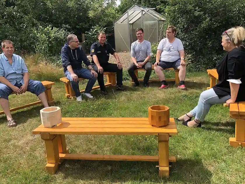 Michael Lehmann (3.v.l.) von der JVA Bremen konnte heute insgesamt sechs Bänke an Marvin Blum (4.v.l., stellvertretender Leiter der AWOIntegra Abteilung Betreutes Wohnen) übergeben. Die Sitzmöbel laden nun in einer Einrichtung für Betreutes Wohnen in Kattenturm zum Beisammensein und Schnacken ein. 
