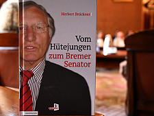 Im Kellner-Verlag erschienen: Die Autobiografie Herbert Brückners Vom Hütejungen zum Bremer Senator. Foto: Senatspressestelle
