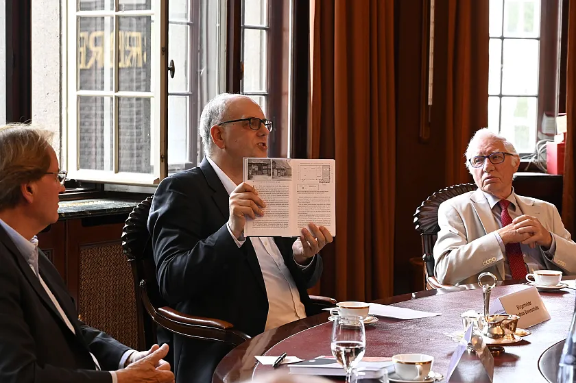 Bürgermeister Bovenschulte (Mi.) stellt die Autobiografie des ehemaligen Senators Herbert Brückner (re.) im Senatssaal vor. Foto: Senatspressestelle