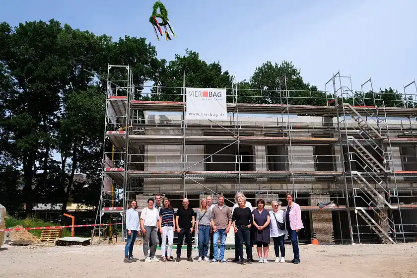 Richtfest für den Neubau des Kinder- und Familienzentrums Fährer Flur mit den Projektverantwortlichen. Foto: Pressereferat Senatorin für Kinder und Bildung