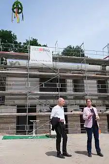 Edgar Melzer, Abteilung Projektsteuerung bei Immobilien Bremen und Petra Zschüntsch, pädagogische Leiterin KiTa Bremen, beim Richtfest für den Neubau des Kinder- und Familienzentrums Fährer Flur. Foto: Pressereferat Senatorin für Kinder und Bildung