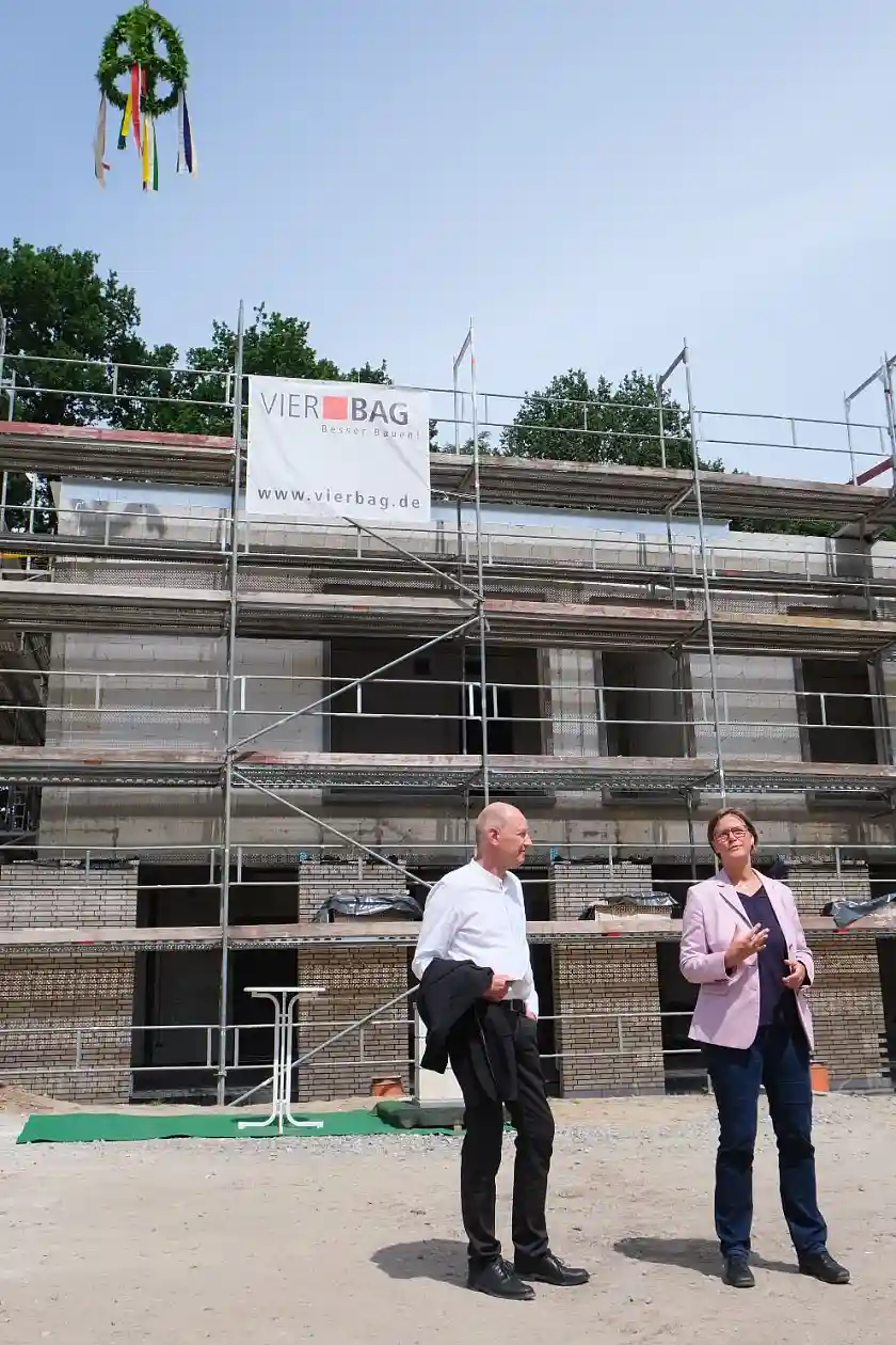 Edgar Melzer, Abteilung Projektsteuerung bei Immobilien Bremen und Petra Zschüntsch, pädagogische Leiterin KiTa Bremen, beim Richtfest für den Neubau des Kinder- und Familienzentrums Fährer Flur. Foto: Pressereferat Senatorin für Kinder und Bildung