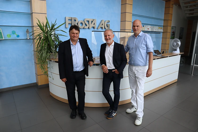 Personen (v.l.n.r..): Finanzsenator Dietmar Strehl mit FRoSTA-Vorstand Maik Busse und dem Leiter Forschung und Entwicklung Arne Döscher am Empfang des Produktionsgebäudes. Foto: Finanzressort