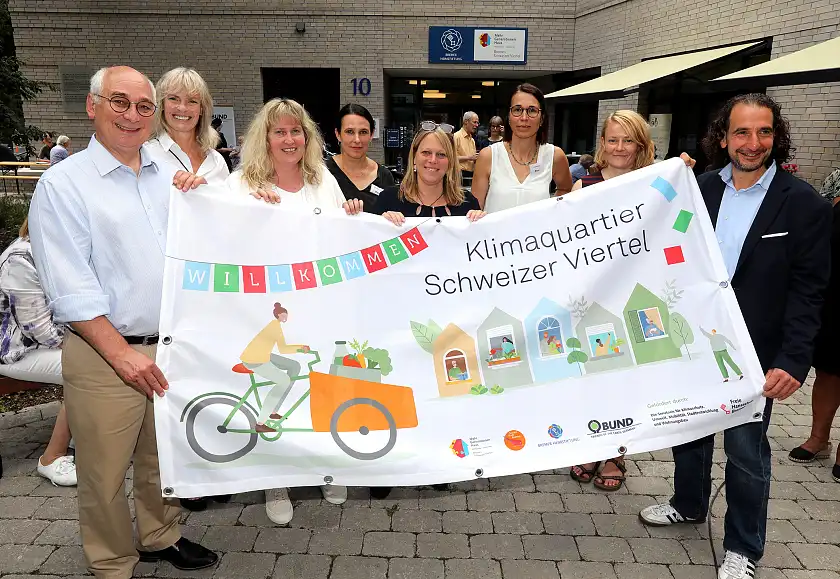 Freuten sich über den Start des Klimaquartiers Schweizer Viertel: (v.l.) André Vater, Sabine Schöbel, Koordinatorin des Stadtleben Ellener Hof, Marina Aydt, Mareile Timm, Dr. Maike Schaefer, Katja Muchow, Katharina Müller und Aykut Tasan. Foto: Klimaquartier Schweizer Viertel, Fotograf: Martin Rospek