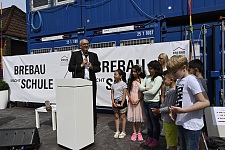 Bürgermeister Andreas Bovenschulte zusammen mit Schülerinnen und Schüler der Grundschule Kirchhuchting. Foto: Senatspressestelle