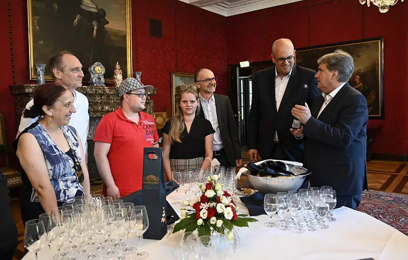 (v.l.n.r.) Beschäftigte Martinshof Bremen; Werkstatt Bremen-Geschäftsführer Johann Horn; Bürgermeister Andreas Bovenschulte; Ratskellermeister Karl-Josef Krötz. Foto: Senatspressestelle