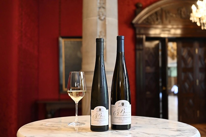 Die Bremer Senatsweine Erdener Treppchen als Riesling Feinherb und Riesling Spätlese. Foto: Senatspressestelle