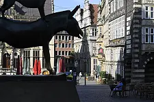 Die Stadtmusikkanten mit Blick auf das zukünftige Stadtmusikantenhaus. Foto: Senatspressestelle