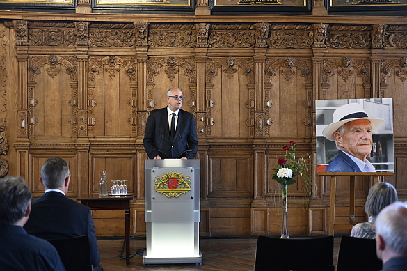Bürgermeister Dr. Andreas Bovenschulte bei seiner Rede zur Erinnerung an den verstorbenen Ehrenbürger Prof. Dr. Klaus Hübotter. Foto: Senatspresssestelle