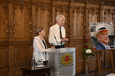 Auch der ehemalige Bürgermeister Dr. Henning Scherf und seine Frau Luise erinnerten an Hübotter. Foto: Senatspressestelle
