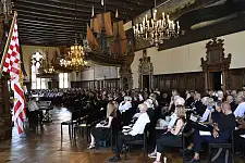 Viele Wegbegleiter und Freunde verabschiedeten sich von Klaus Hübotter. Foto: Senatspressestelle