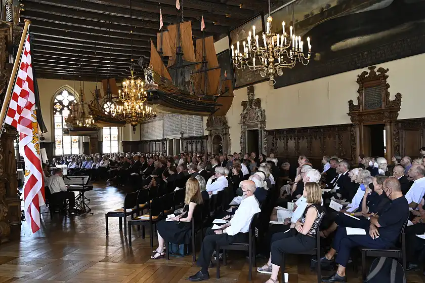 Viele Wegbegleiter und Freunde verabschiedeten sich von Klaus Hübotter. Foto: Senatspressestelle